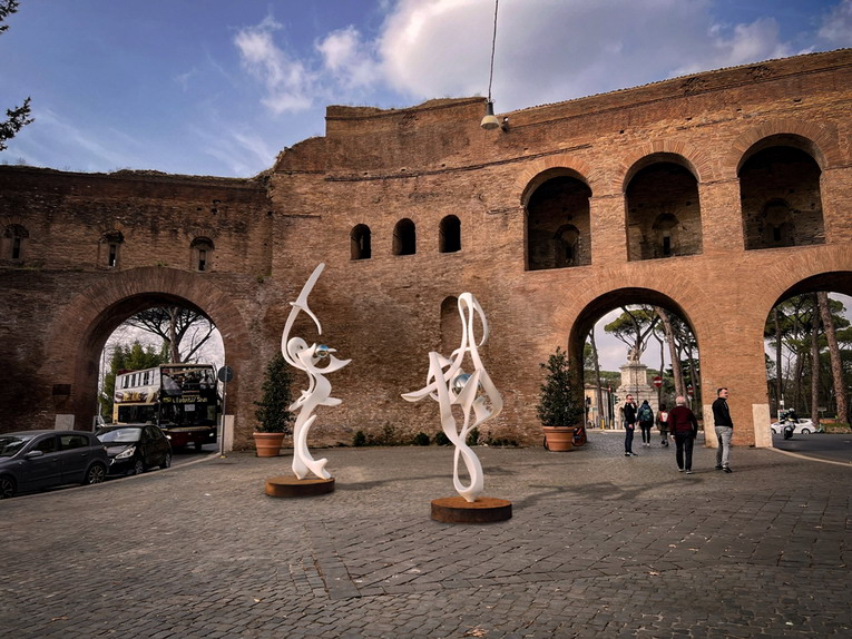 In via Veneto “I Dioscuri tornano a Roma”: undici grandi sculture dell’artista Gianfranco Meggiato