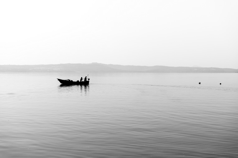 Amaris Caffè ospita in anteprima la mostra fotografica  “Oltre il Lago – Identità e Memoria”