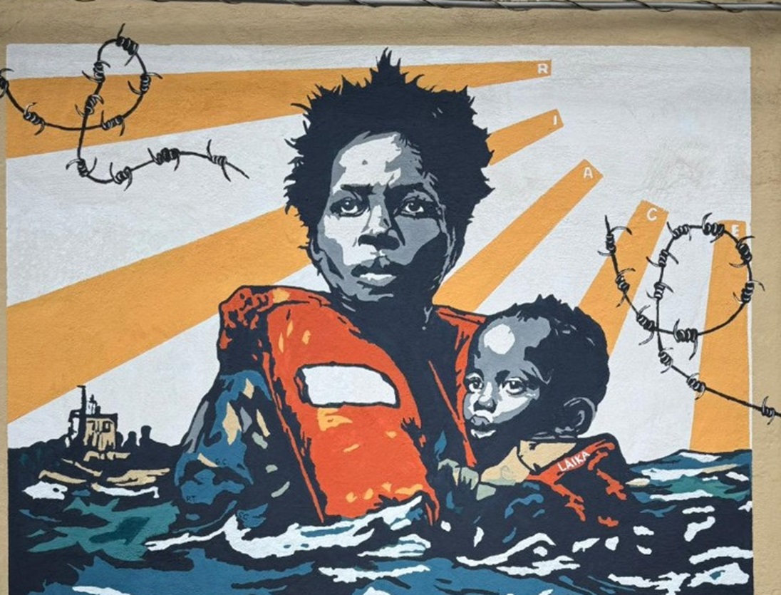 A Riace il nuovo murale di Laika a sostegno del modello di accoglienza di Mimmo Lucano