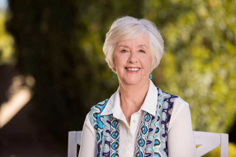 Un mistero sepolto dalla guerra. Una verità pronta a rifiorire: arriva in Italia il giallo storico “Il segreto oscuro delle rose” di Rhys Bowen